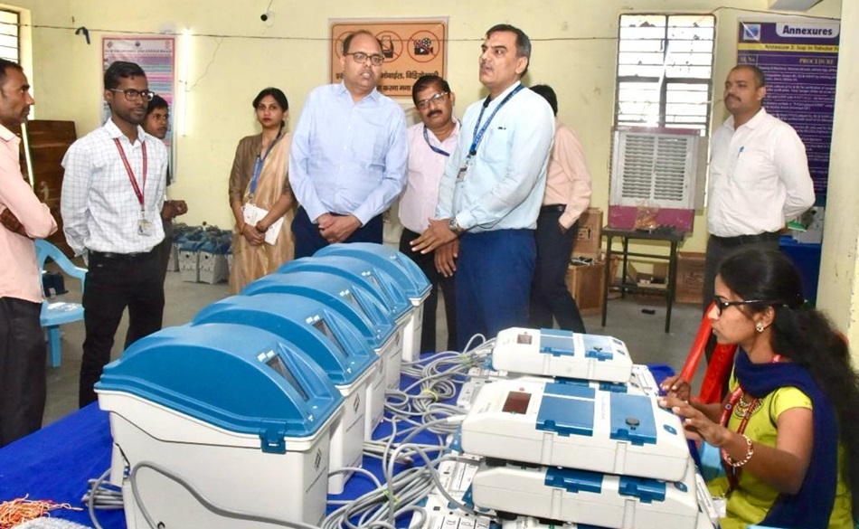 Patna DM inspects ballot machines