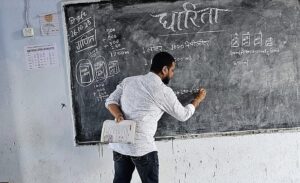 Motihari: A teacher at Madhya Vidyalaya Jamua, located in the Dhaka block of Motihari, sparked outrage after teaching alcohol-related idioms to fourth-grade students. The controversy arose after a photo of the blackboard, showing phrases such as "hand and foot swelling means not getting alcohol on time" and "heart cooling means a peg going down the throat," went viral. This incident has raised concerns, particularly in Bihar, where a strict alcohol ban is in effect. District Education Officer Sanjeev Kumar swiftly addressed the situation, demanding an explanation from the teacher, Vinita Kumari. According to officials, the teacher has apologized over the phone and is expected to submit a formal statement. Dhaka Block Education Officer Akhilesh Kumar also confirmed the incident and requested an official explanation from Kumari. Sulekha Jha, the school's principal, expressed regret, stating that such lessons were entirely inappropriate for young students. She assured that an investigation is underway, and appropriate disciplinary action will be taken based on its findings.