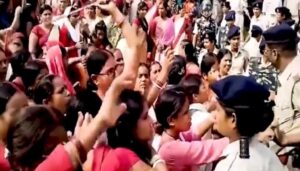 Scuffle between Anganwadi workers and police in Patna: Protestors occupy Dakbungla intersection