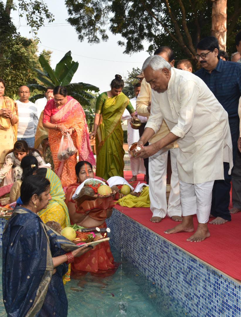 CM Nitish Kumar offers Sandhya Arghya to Sun God. 