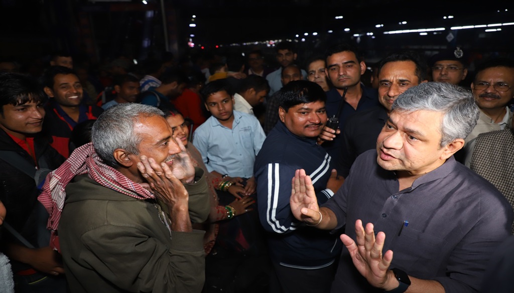 Railway Minister Ashwini Vaishnaw Ensures Chhath Arrangements at New Delhi Railway Station