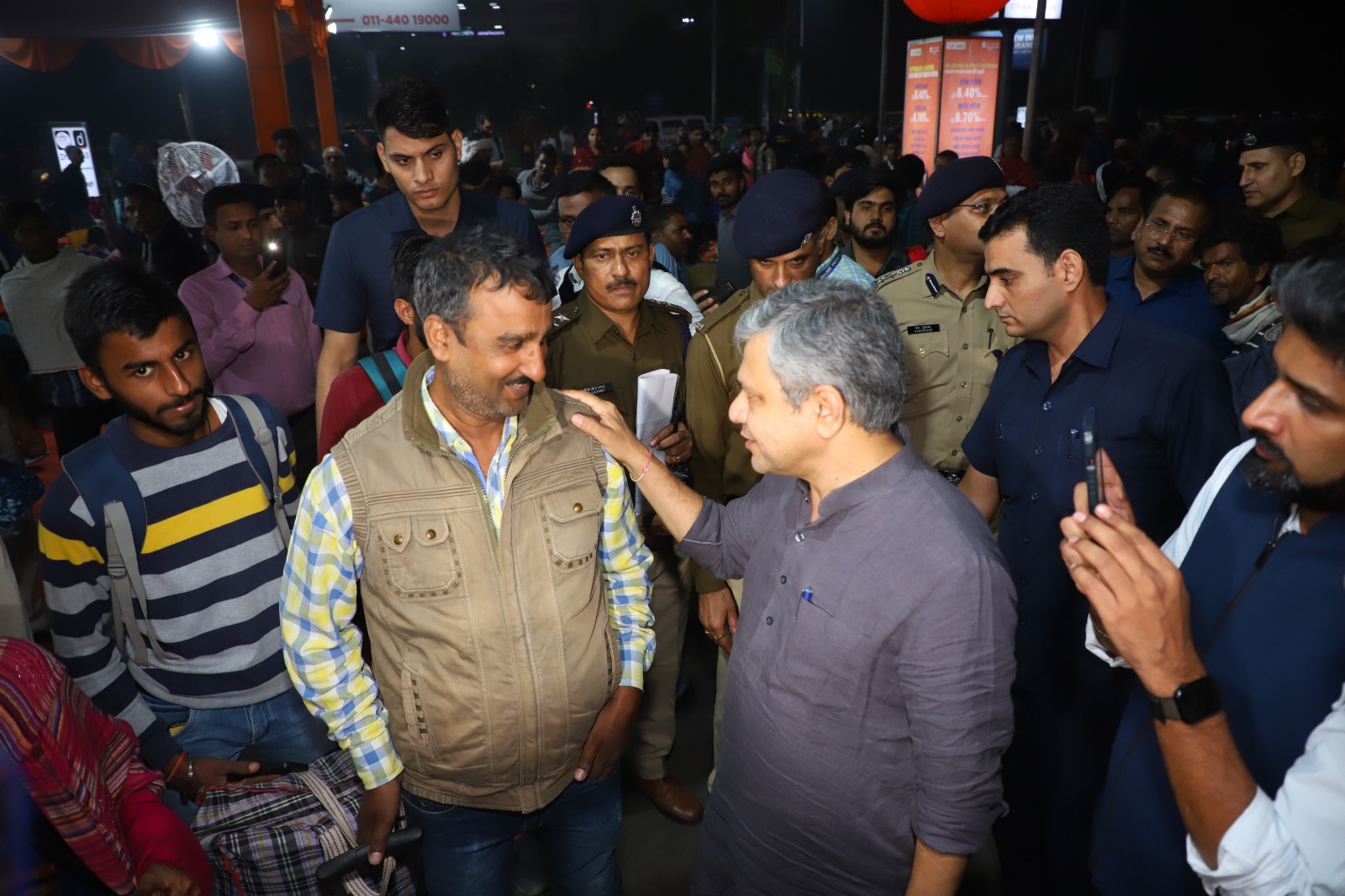 Railway Minister Ashwini Vaishnaw Ensures Chhath Arrangements at New Delhi Railway Station