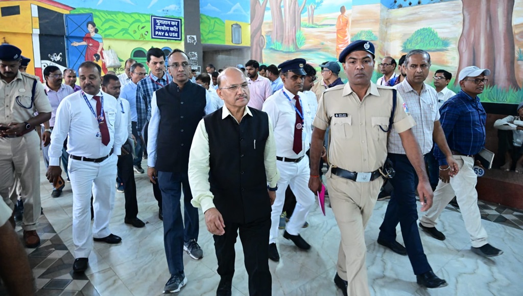 ECR GM inspects railway lines in Bihar, Jharkhand