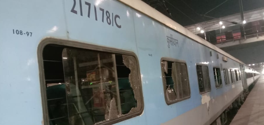 glass window of train broken in Bihar