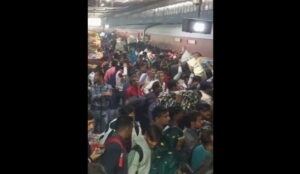 railway station crowd chhath bihar delhi