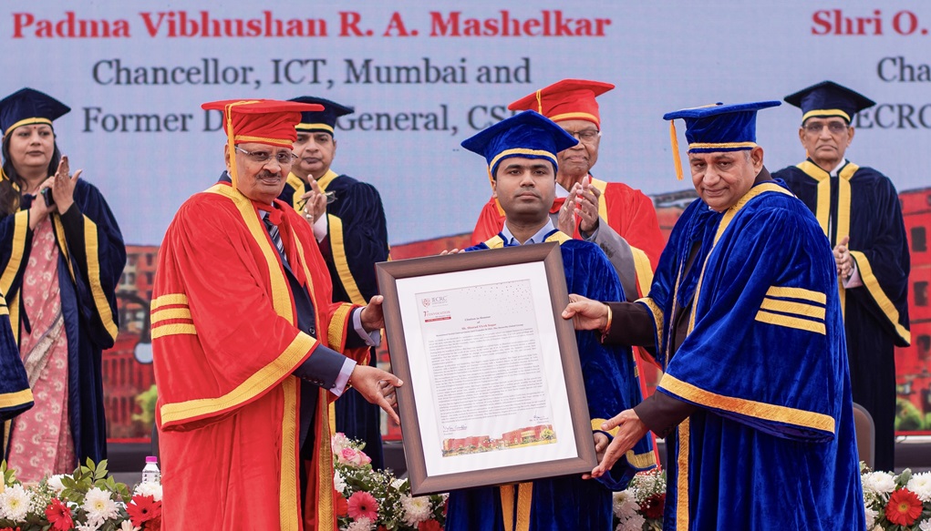 Sharad Sagar receiving the honorary doctorate