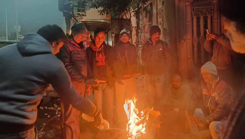 cold winter bihar patna people sitting around fire