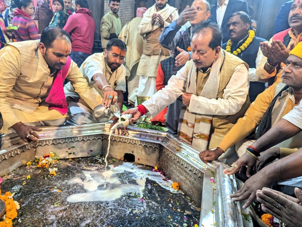 Deputy CM Vijay Kumar Sinha offers prayers at Vishnupad Temple at Gaya on Sunday.