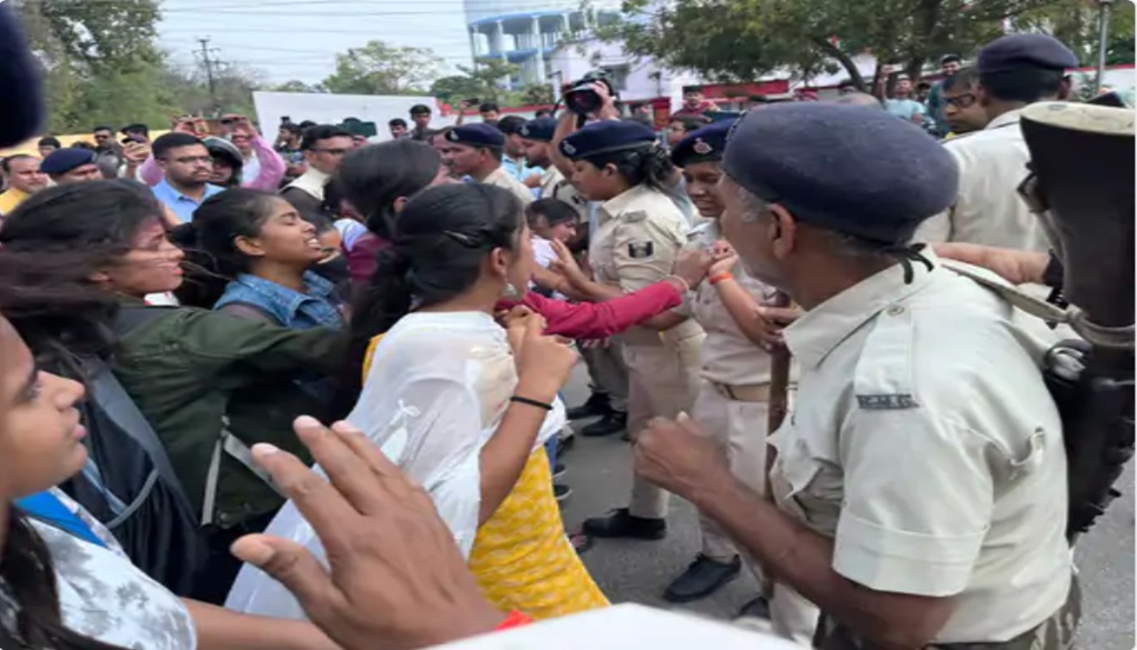 Patna Police Clash with Girl Students Outside JDU-BJP Offices Amid Opposition to New Education Policy