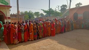 High Voter Enthusiasm Amid Heat Wave Alert: Second Phase of Lok Sabha Polls Sees Long Lines in Bihar's 5 Seats