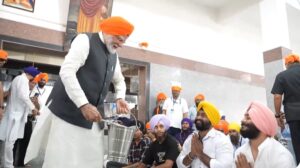 PM Modi serving langar food at Patna Sahib