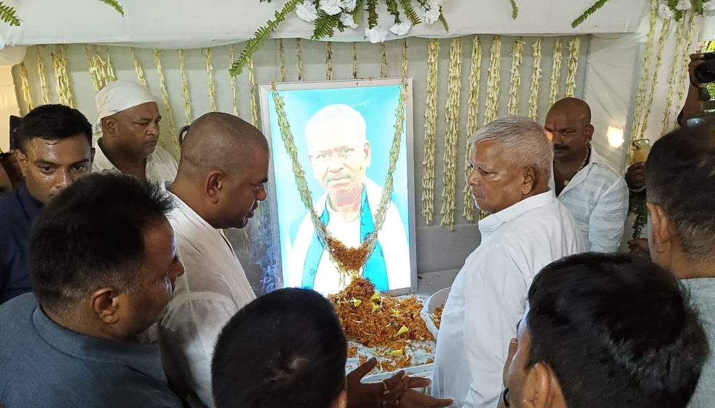 Lalu Prasad Yadav Visits VIP Chief Mukesh Sahni to Offer Condolences in Darbhanga