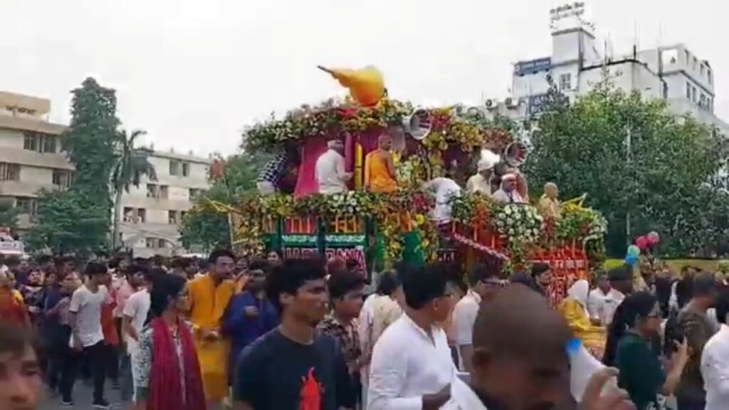 Massive Crowds in Patna Pull Lord Jagannath's Chariot Amidst Chants of "Hare Rama, Hare Krishna" and Flower Showers