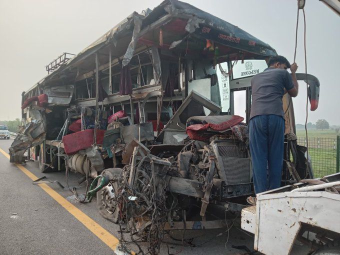 Road Accident in Unnao, UP, 18 Dead: Bus Collides with Tanker While Overtaking