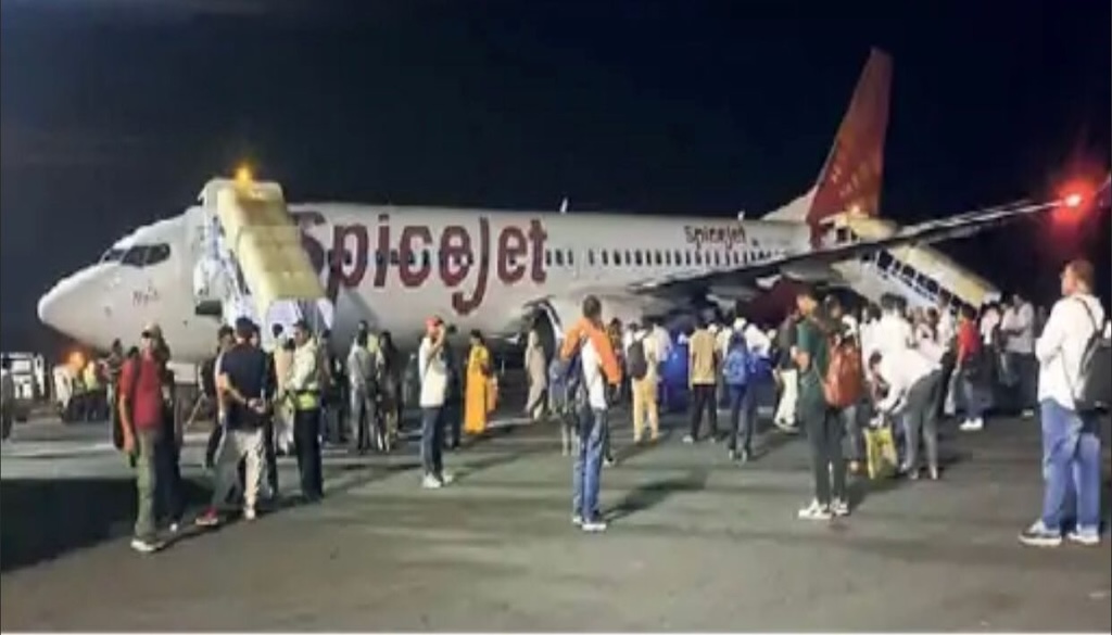 SpiceJet Engine and AC Malfunction Delays Flight, Passengers Create Ruckus