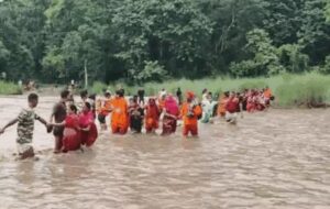 devotees rescued from Tamsa River