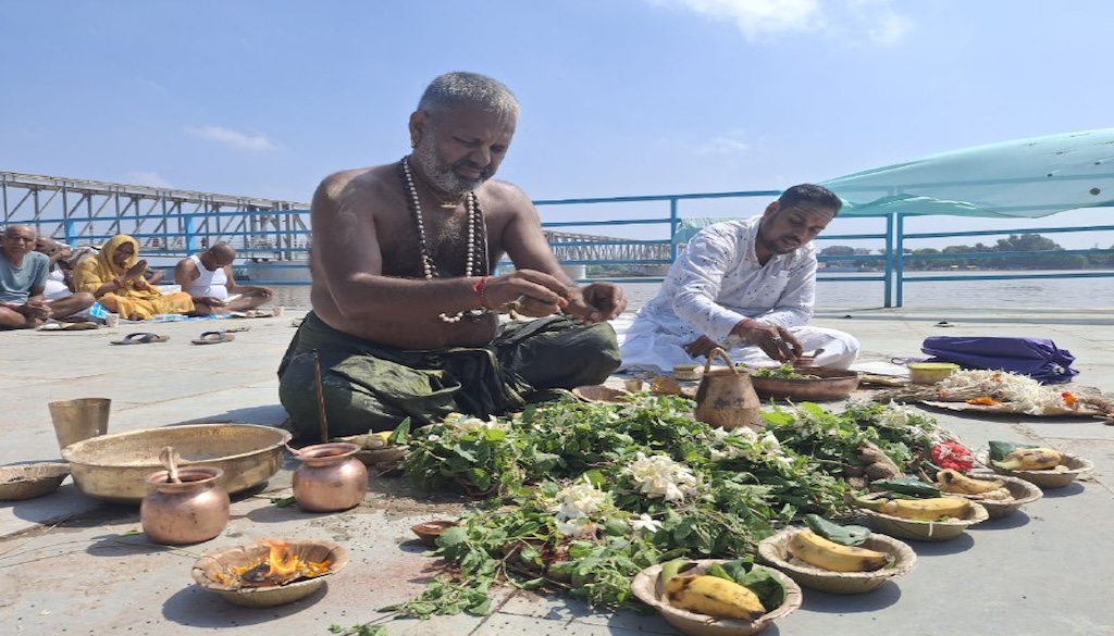 Devotees Perform Tripindi Shraddha in Bodh Gaya: Tarpan in Falgu River for Ancestral Peace