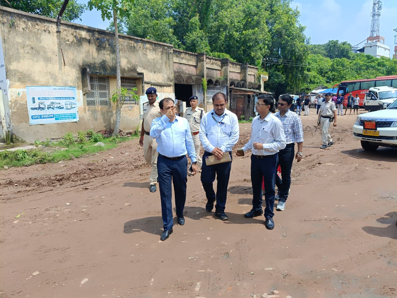 Bus Terminal to be Developed at Gaya Bus Stand Gaya: A new inter-state bus terminal will be developed at the Gaya bus stand on 4.95 acres of land, following an inspection by Transport Secretary Sanjay Kumar Agarwal. During the visit, he directed the demolition of the dilapidated divisional building of the Bihar State Road Transport Corporation (BSRTC) and proposed the construction of a new terminal. The terminal will feature vehicle parking, passenger facilities, and administrative offices on the first and second floors. Steps will also be taken to improve passenger convenience, including arrangements for clean drinking water and addressing waterlogging issues within the premises. Agarwal stressed the importance of identifying key inter-state routes, particularly given Gaya’s role as a religious and tourism hub. Agreements with transport corporations from other states will be made to enhance connectivity to important destinations. The Transport Secretary also instructed the scrapping of old, unserviceable vehicles in the BSRTC premises. Fifteen dilapidated buses have been identified for scrapping, and these will be auctioned off. The area will be cleared and used for improved operations. Additionally, under the PM-e Bus Seva Yojana, fifty new e-buses will be introduced in Gaya. Infrastructure and charging stations will be developed, with route selections underway to ensure better local transportation services. Agarwal asked the concerned officials to ensure that all plans are implemented smoothly, in coordination with Assistant District Transport Officer Baby Kumari and Assistant Regional Manager Operations, Gaya.