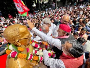 Akhilesh Yadav Urges Nitish to Withdraw NDA Support Amidst Controversy on JP's Birth Anniversary