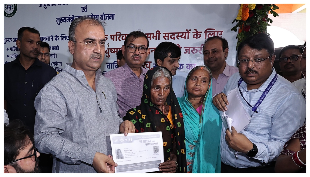 Ayushman Card Stall Set Up at Patna Junction for Diwali and Chhath Mahaparva to Aid Eligible Beneficiaries