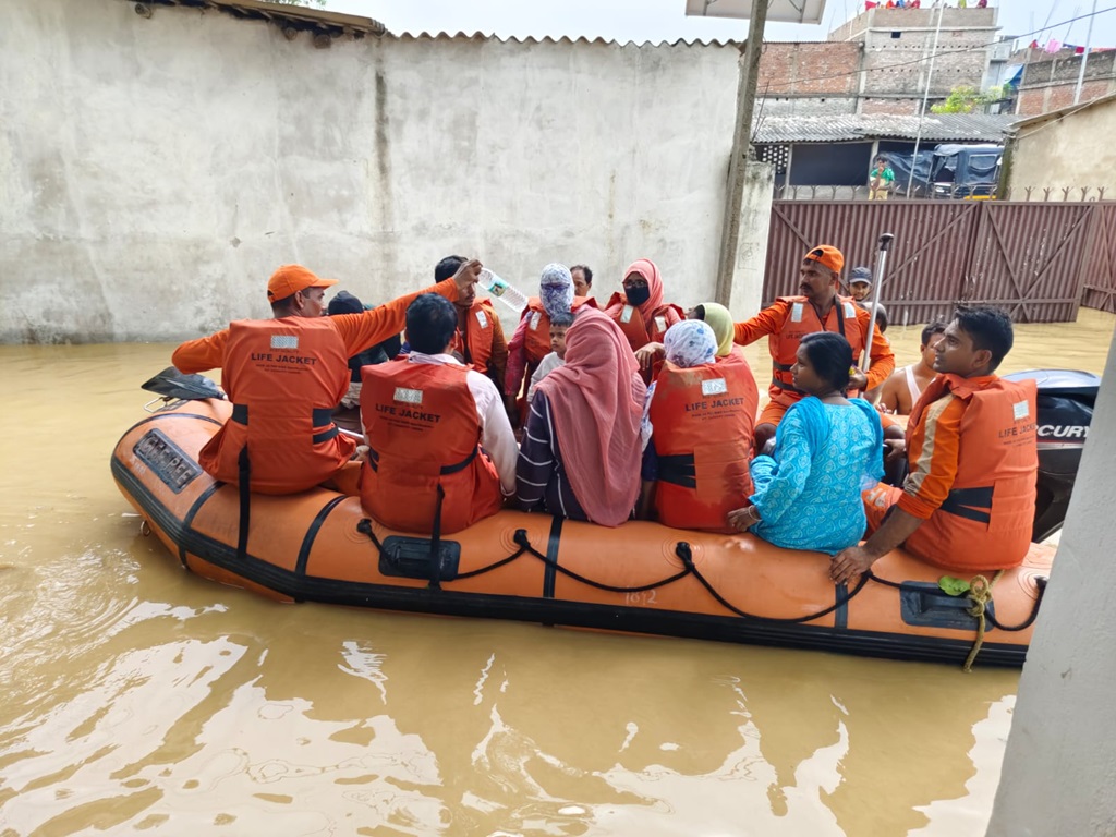 NDRF rescue people from flood in Madhubani district