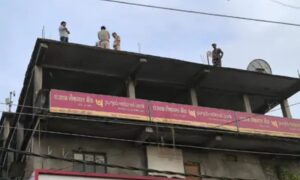 Social Media Stunt Sparks Chaos in Kishanganj: Boys Climb Bank Roof with Fake Weapons