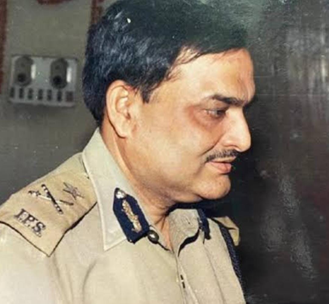 Tributes Pour in at Mahavir Mandir for Former IPS Officer Kishore Kunal ...