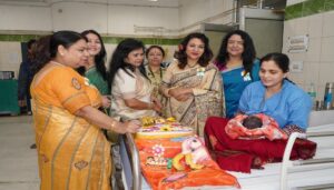 East Central Railway Women’s Welfare Group Distributes Blankets and Snacks at Patna Hospital