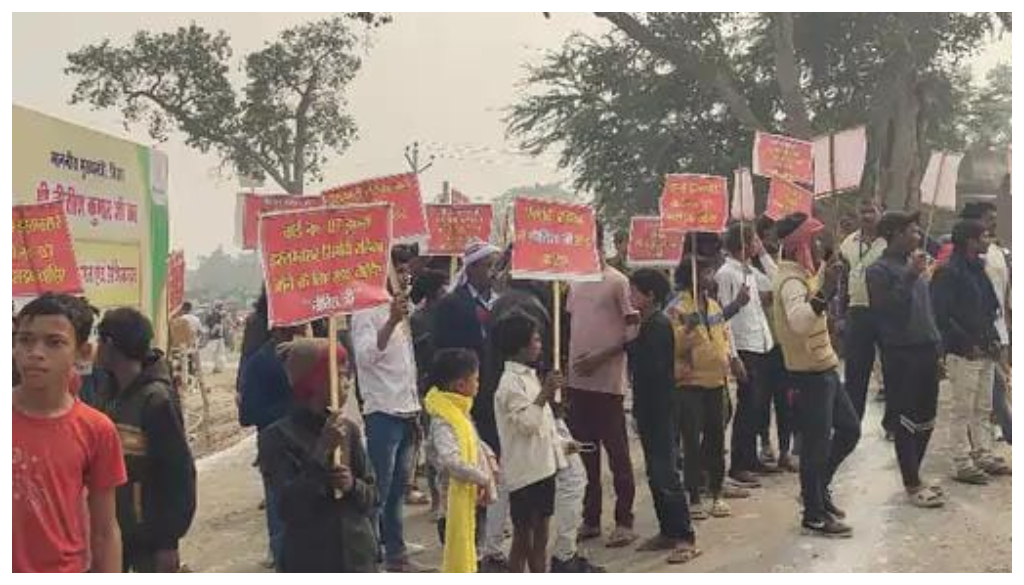 Tribal Villagers in Purnia Protest During CM Nitish Kumar’s Visit, Demand Road and Bridge Construction