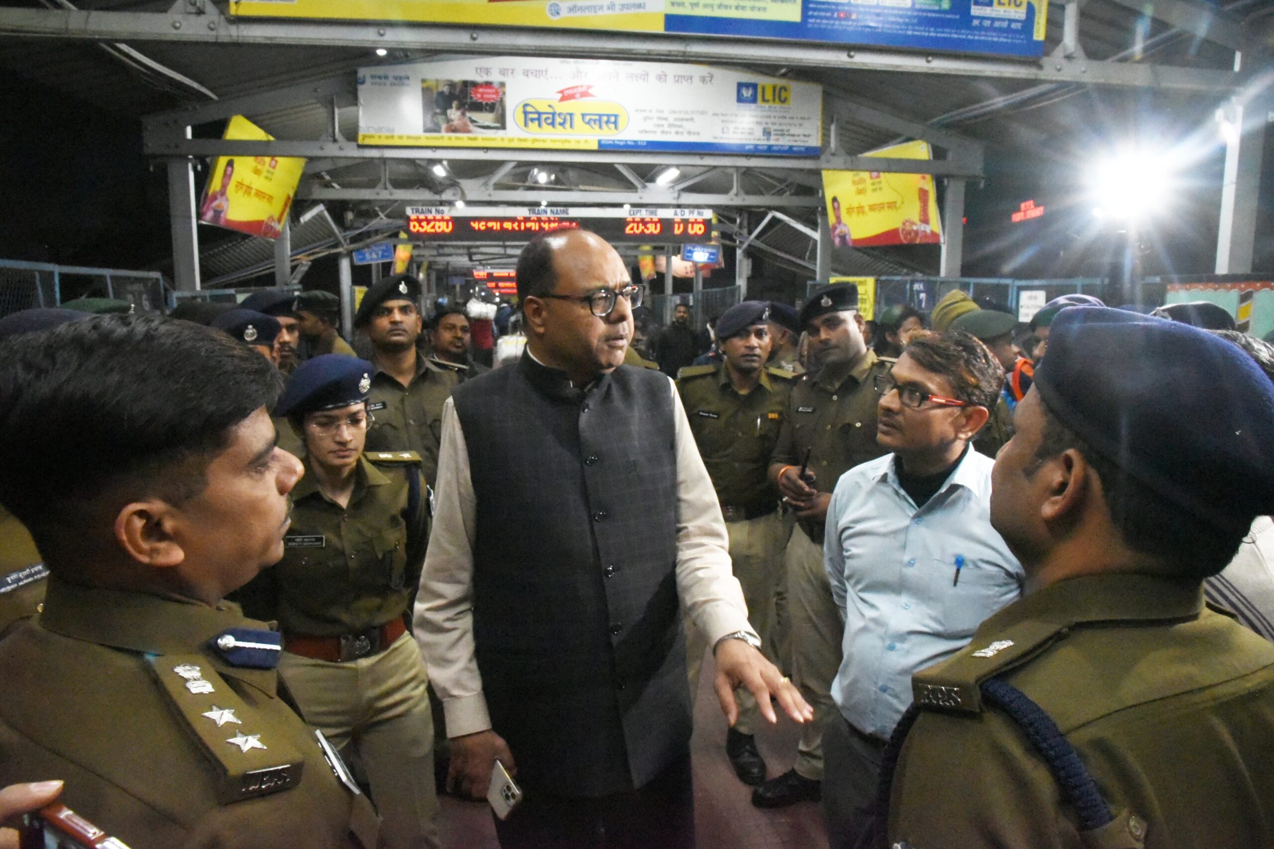 Patna DM and SSP Inspect Patna Junction to Oversee Preparations for Handling Kumbh Rush