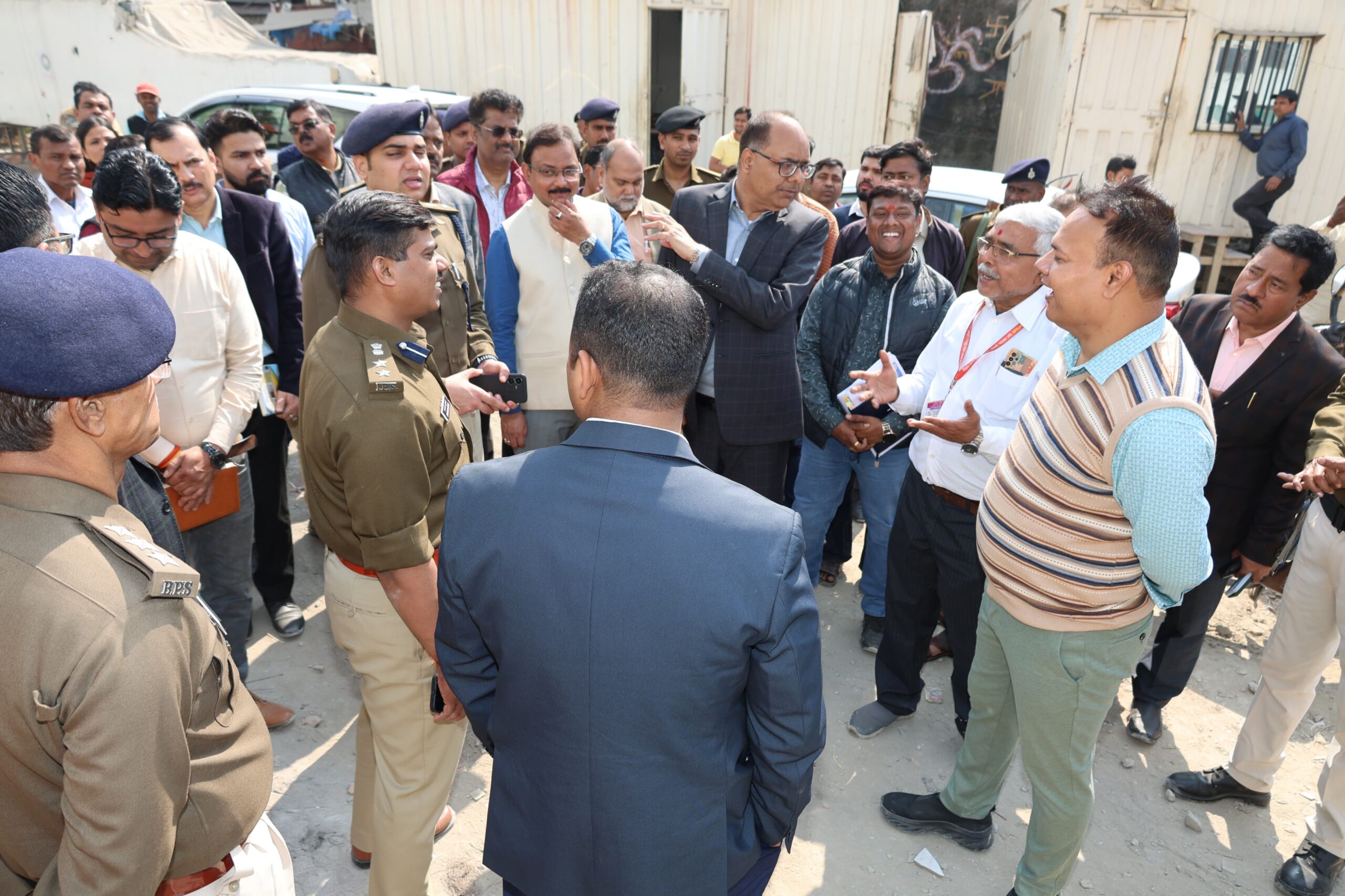 District Magistrate of Patna, Dr. Chandrashekhar Singh, along with Senior Superintendent of Police Avkash Kumar and Municipal Commissioner Animesh Kumar Parashar, conducted an inspection of various locations near Patna Junction. 