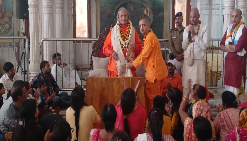 Acharya Sudarshan Ji Maharaj Felicitated At ISKCON Patna’s Weekly Event