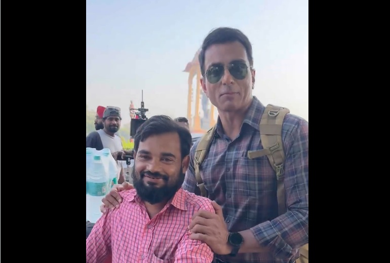 sonu sood with bihar vendor in delhi