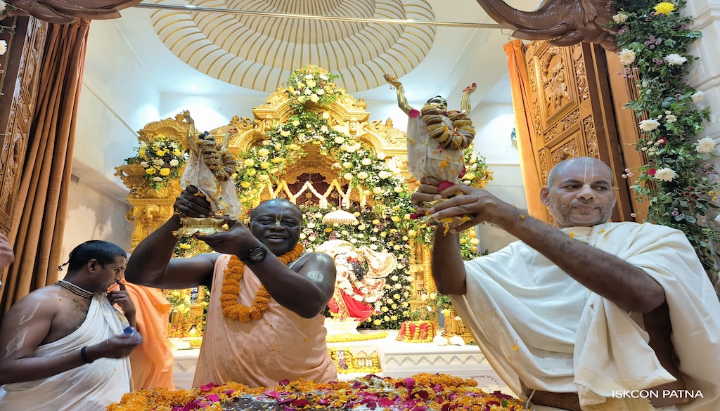 ISKCON Patna Celebrates Gaura Purnima With Floral Holi and Devotional Fervour