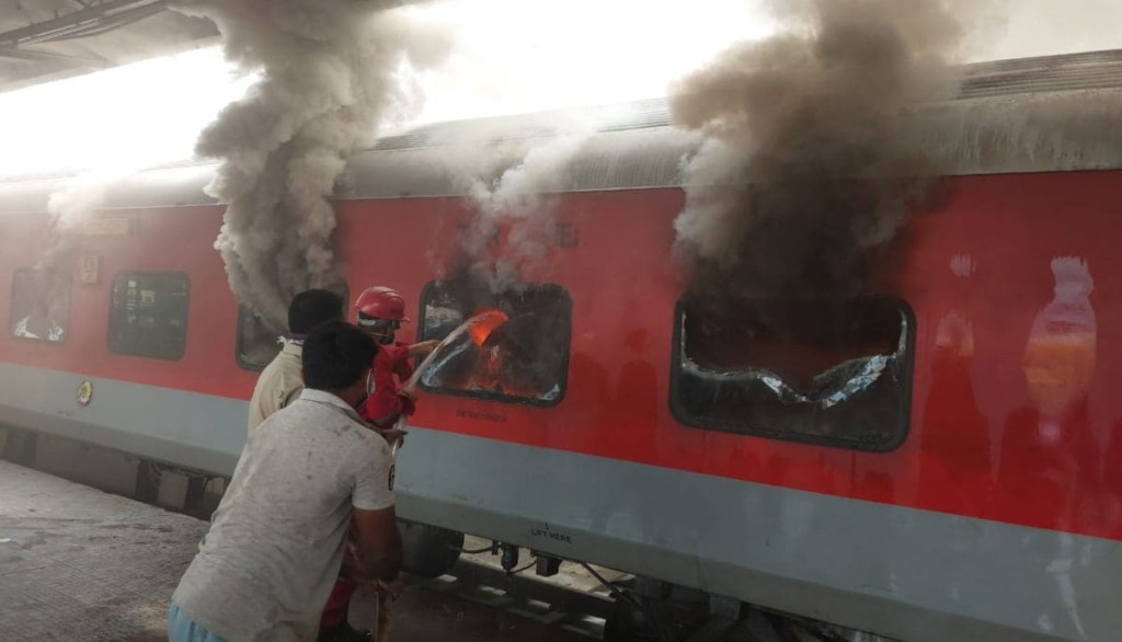 Panic on the Tracks: Fire Breaks Out in Patna Azimabad Express, Passengers Flee with Luggage