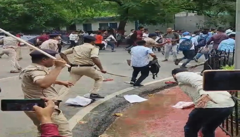 Police Lathicharge BPSC TRE-3 Candidates Outside Bihar CM House During Protest