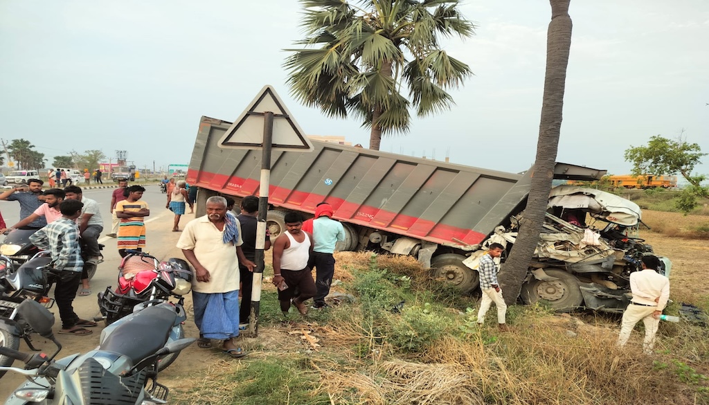 Three Killed, Dozens Injured in Bus-Truck Collision on Patna-Gaya Highway