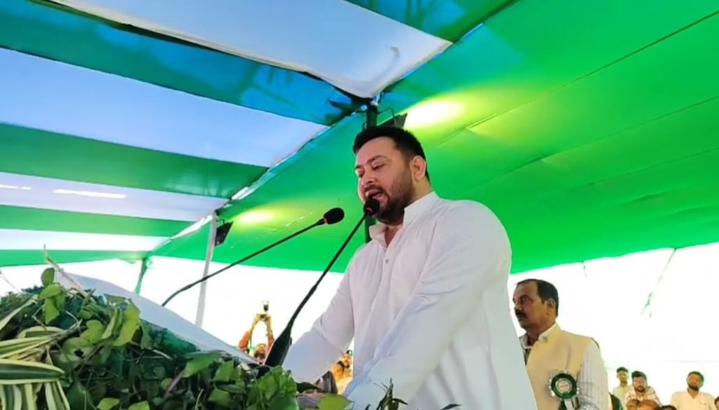 Tejashwi Yadav Urges Voters To Oust NDA, Vows Jobs and Justice for the Marginalised
