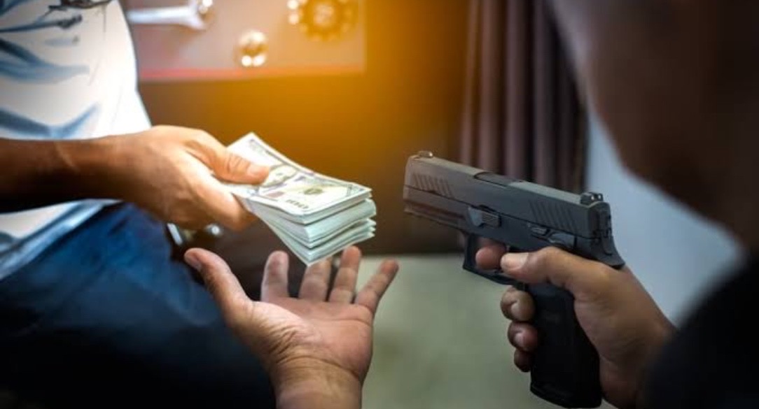 Armed Robbery Caught on CCTV in Muzaffarpur: Rs 85,000 Looted from Grocery Store