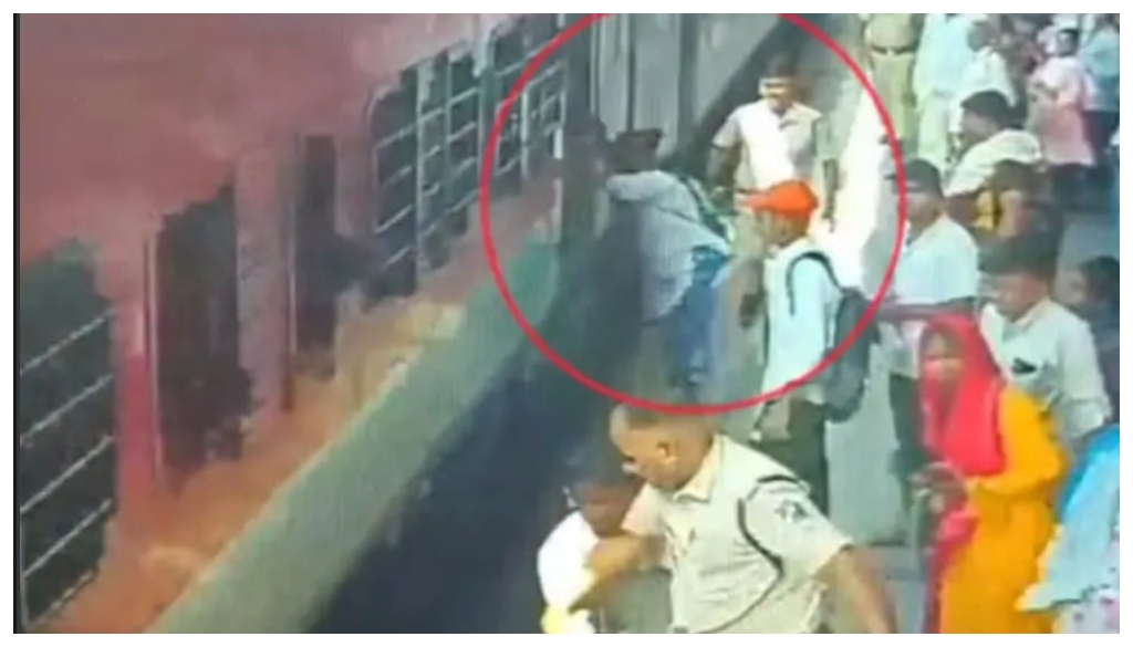 Female Constable Narrowly Escapes Accident at Ara Railway Station, Saved by RPF Officer
