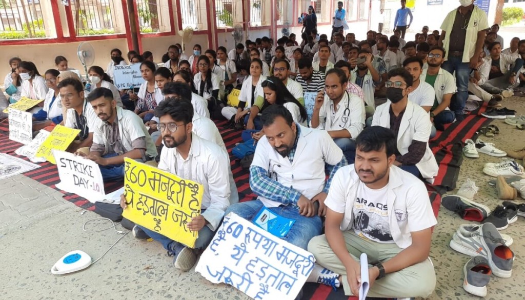 Students Protest in Patna After Student Shot on College Grounds