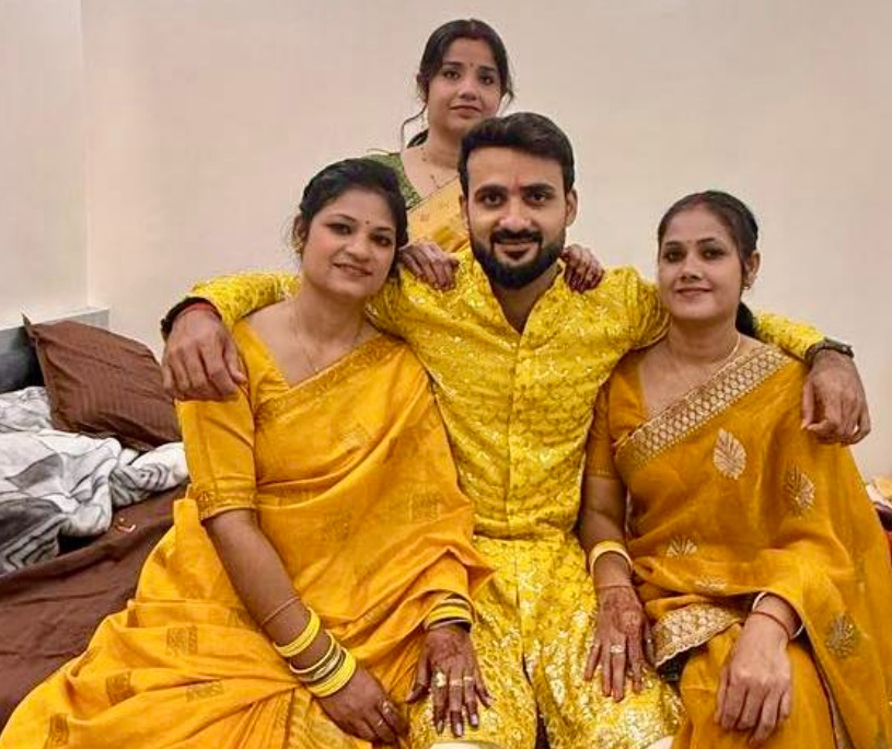 Akash Deep with sisters