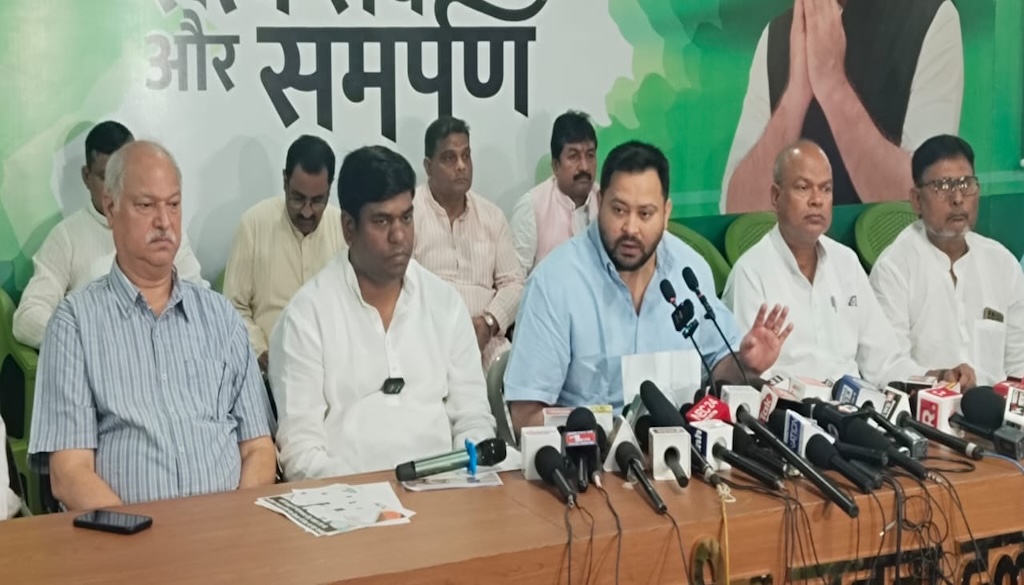 ‘सूत्र ही मूत्र है’: Tejashwi Targets EC Over Foreign Voters in Bihar List