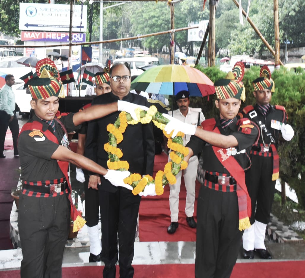 Divisional Commissioner Reviews Final Parade Rehearsal at Gandhi Maidan ahead of 79th Independence Day Celebrations