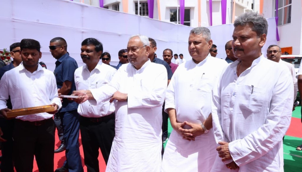 Bihar Chief Minister Nitish Kumar unveiling a plaque during the inauguration of two air-conditioned girls’ hostels and the Management Development Centre at LN Mishra Institute.