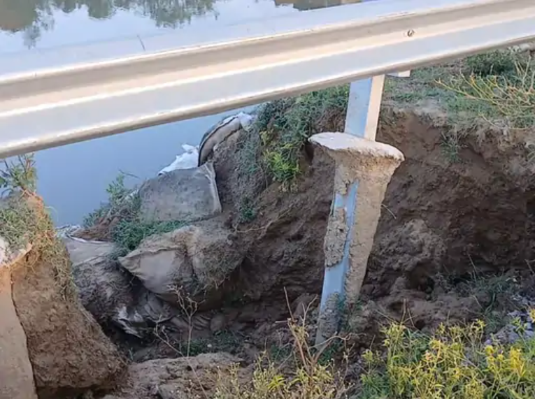 Patna’s 12.4km Road Riddled with 50 Potholes, Deep Erosion Puts Lives at Risk