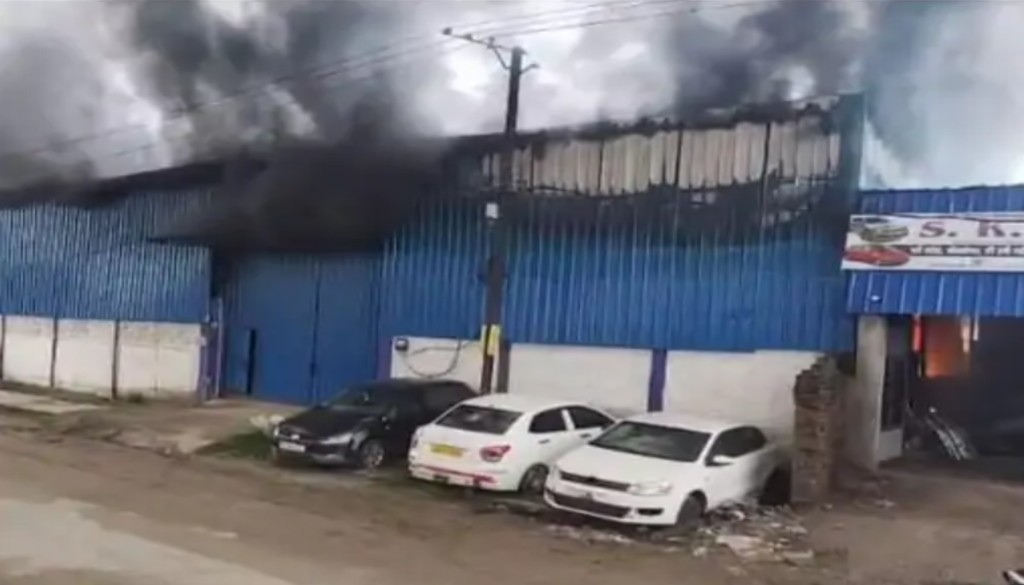 Massive Fire Destroys Solar Plate Warehouse in Patna, Goods Worth Crores Lost