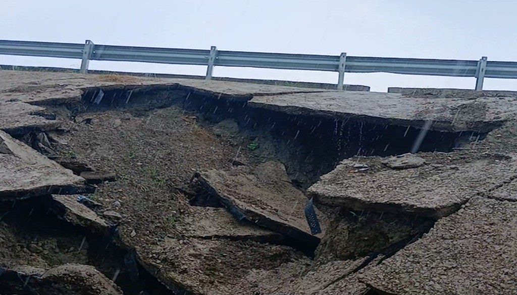 Mokama–Bakhtiyarpur Four-Lane Side Slopes Develop Potholes; Company Blames Rat Burrows