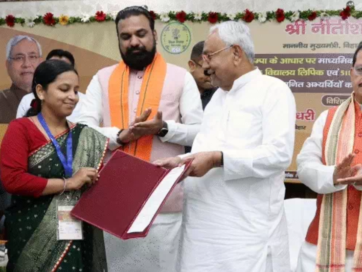 Bihar Chief Minister Nitish Kumar handing over an appointment letter to a candidate during the compassionate appointment ceremony.