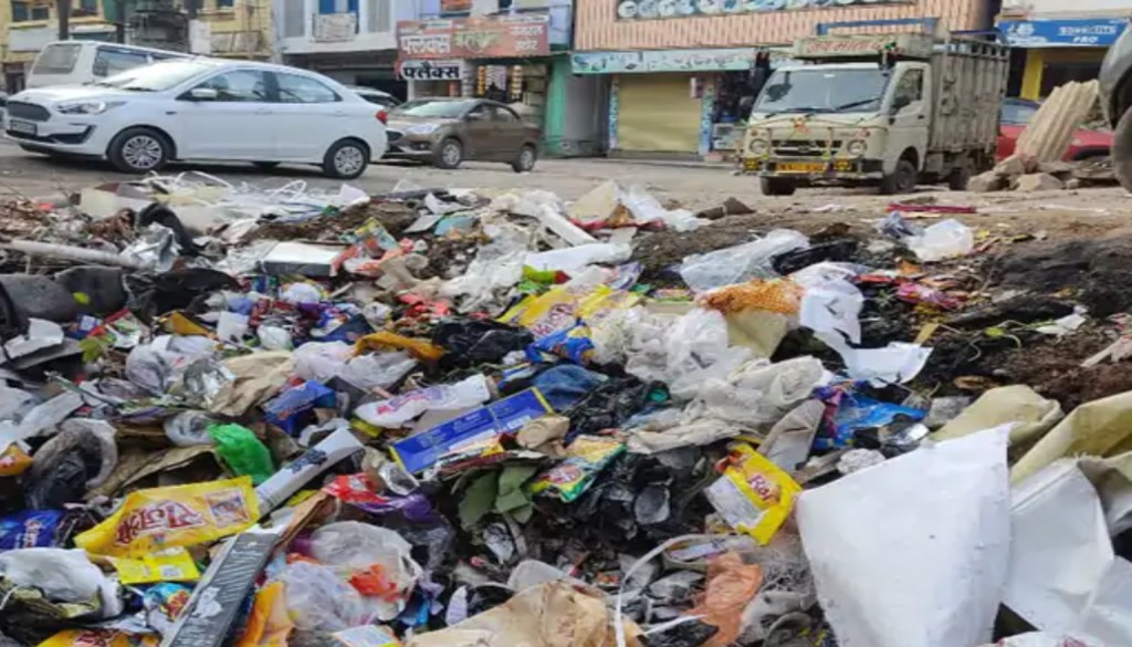 Sanitation workers in Patna protest during an indefinite strike, leaving garbage uncollected across the city.